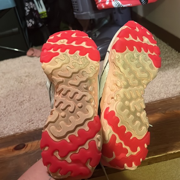 Gently used Nike dmsix sneakers - Picture 2 of 4